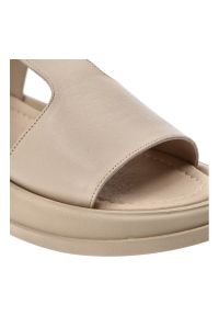 Beżowe Sandały Karino Modne Obuwie Damskie. Okazja: na co dzień, na spacer. Zapięcie: klamry. Kolor: beżowy. Materiał: skóra. Wzór: paski. Sezon: lato. Obcas: na płaskiej podeszwie. Styl: elegancki, casual #5