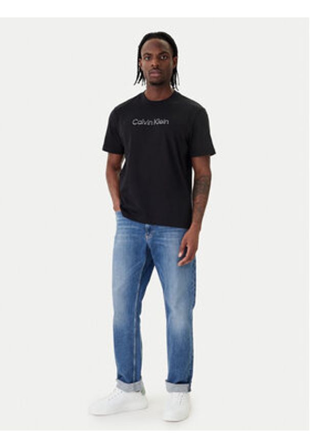 Calvin Klein T-Shirt LV04LF813G Czarny Regular Fit. Kolor: czarny. Materiał: bawełna