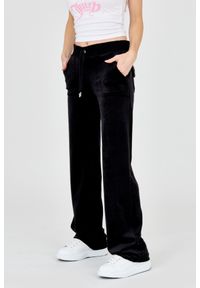 Juicy Couture - JUICY COUTURE Czarne spodnie dresowe z weluru. Kolor: czarny. Materiał: poliester