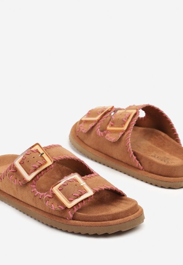 Born2be - Jasnobrązowe Klapki z Imitacji Zamszu z Paskami z Klamrami Zdobionymi Przeszyciami Nalisha. Okazja: na co dzień. Kolor: brązowy. Materiał: zamsz. Wzór: aplikacja. Obcas: na płaskiej podeszwie. Styl: klasyczny, elegancki, casual