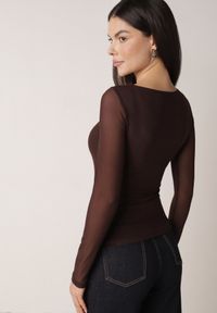 Born2be - Ciemnobrązowa Bluzka Siateczkowa z Wiskozą z Długim Rękawem i Dekoltem w Serce Elanne. Okazja: na co dzień. Kolor: brązowy. Materiał: wiskoza. Długość rękawa: długi rękaw. Długość: długie. Styl: casual, elegancki, klasyczny #3