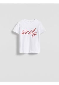 Reserved - T-shirt z naszywaną aplikacją - złamana biel. Materiał: bawełna, dzianina. Wzór: aplikacja