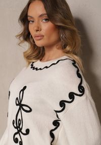 Renee - Jasnobeżowy Sweter z Wiskozą i Geometrycznym Wzorem Senallin. Okazja: na co dzień. Kolor: beżowy. Materiał: wiskoza. Wzór: geometria. Styl: casual