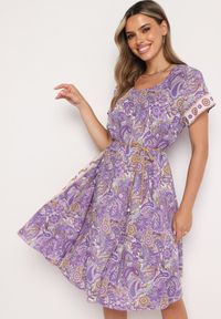 Born2be - Fioletowa Wiskozowa Sukienka o Rozkloszowanym Kroju w Stylu Boho Melnea. Typ kołnierza: dekolt w łódkę. Kolor: fioletowy. Materiał: wiskoza. Długość rękawa: krótki rękaw. Sezon: lato. Styl: boho #1