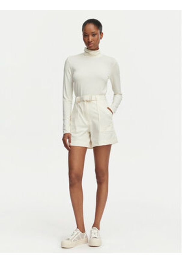 Guess Szorty materiałowe W6GD01 W1415 Kremowy Regular Fit. Kolor: kremowy. Materiał: syntetyk