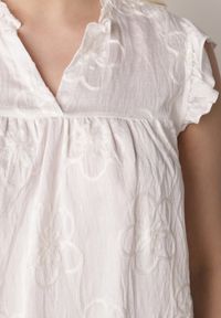 Born2be - Biała Bawełniana Bluzka z Kwiatowym Haftem i Falbankami Sabrilato. Okazja: na co dzień, do pracy. Typ kołnierza: kołnierz z falbankami. Kolor: biały. Materiał: bawełna. Wzór: kwiaty, haft. Styl: casual, klasyczny, elegancki #6