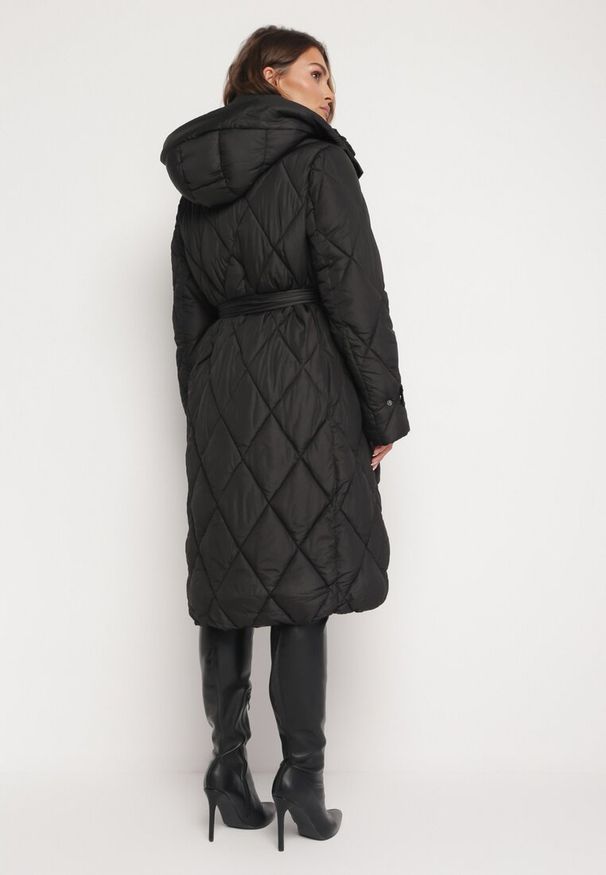 Born2be - Czarna Długa Kurtka Płaszcz z Kapturem i Wiązaniem w Pasie Gasaetta. Typ kołnierza: kaptur. Kolor: czarny. Materiał: materiał. Długość: długie. Sezon: zima