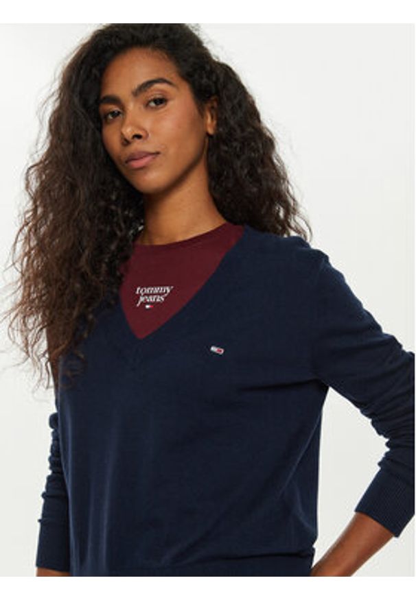 Tommy Jeans Sweter Tjw Essential DW0DW18670 Granatowy Regular Fit. Kolor: niebieski. Materiał: wiskoza, bawełna
