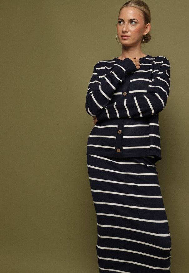 Born2be - Granatowy Komplet z Wiskozą Bluzka z Guzikami i Spódnica w Paski Asirrise. Kolor: niebieski. Materiał: wiskoza. Wzór: paski