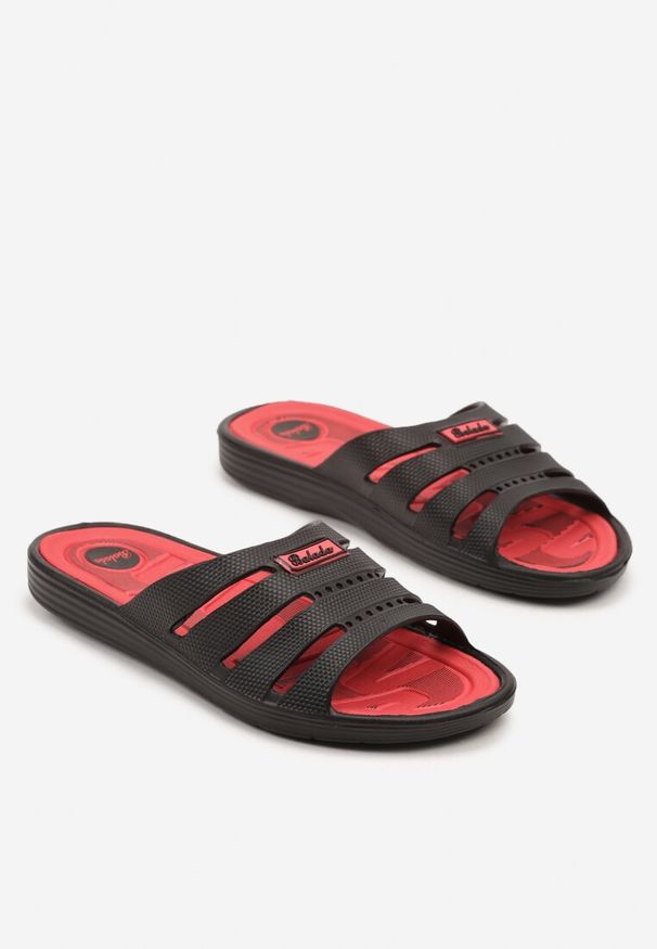 Born2be - Czarno-Czerwone Piankowe Klapki z Ozdobnymi Wycięciami w Sportowym Stylu Maravella. Okazja: na imprezę, na plażę, na spacer. Kolor: czarny. Materiał: len. Sezon: lato. Styl: sportowy