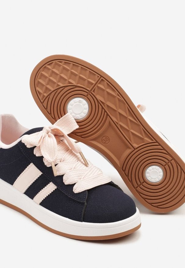 Born2be - Granatowo-Różowe Sneakersy z Ozdobnymi Naszywkami z Boku Galdexis. Okazja: na spacer, na co dzień. Kolor: niebieski. Wzór: aplikacja. Sport: turystyka piesza