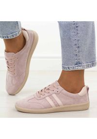 Różowe skórzane półbuty damskie Filippo Dp7508/26. Okazja: na co dzień, na spacer. Kolor: różowy. Materiał: nubuk, skóra. Szerokość cholewki: normalna. Sezon: jesień, wiosna, lato. Obcas: na płaskiej podeszwie. Styl: klasyczny, casual, elegancki #1