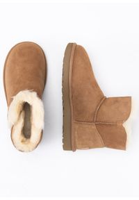 Ugg - Buty zimowe damskie UGG Mini Bailey Button II (1016422-CHE). Okazja: na plażę. Kolor: brązowy. Materiał: materiał. Sezon: zima. Styl: młodzieżowy #4