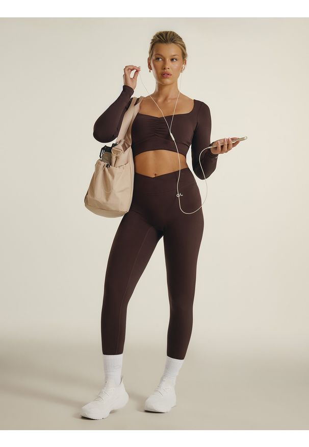 4f - 4F Crop top treningowy z niskim wsparciem damski 4F x Anna Lewandowska - brązowy L. Typ kołnierza: dekolt w karo. Kolor: brązowy. Materiał: materiał, skóra. Długość rękawa: długi rękaw. Długość: krótkie. Sport: joga i pilates, fitness
