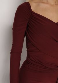 Born2be - Bordowa Dopasowana Sukienka z Ozdobnym Marszczeniem Trenem i Rozcięciem Alutria. Okazja: na wesele, na ślub cywilny. Kolor: czerwony. Długość rękawa: długi rękaw. Typ sukienki: dopasowane #5