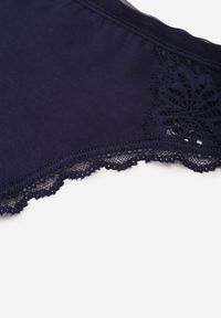 Renee - Granatowe Majtki Stringi Ozdobione Koronką z Bawełną Meniliphis. Kolor: niebieski. Materiał: koronka, bawełna. Wzór: koronka, aplikacja #3