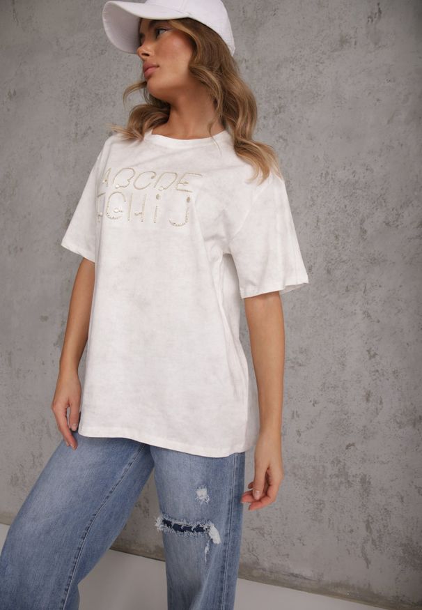 Renee - Biały Bawełniany T-shirt Oversize z Haftowanym Napisem z Cekinami Talomora. Okazja: na imprezę, na co dzień. Kolor: biały. Materiał: bawełna. Wzór: haft, napisy. Styl: rockowy, casual