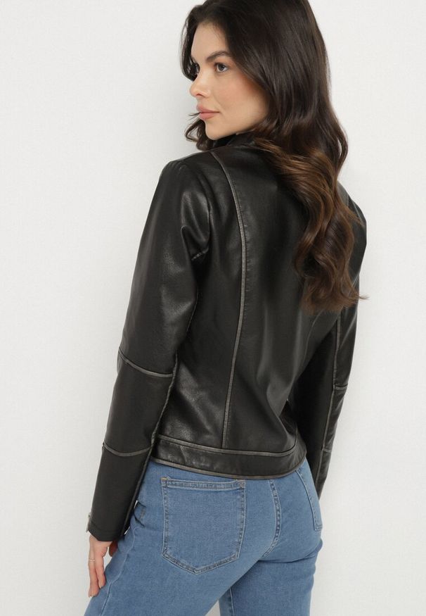 Born2be - Czarna Kurtka Ramoneska Ozdobiona Suwakami i Paskiem Idivaria. Okazja: na co dzień. Kolor: czarny. Materiał: jeans. Wzór: aplikacja. Styl: casual, elegancki, rockowy