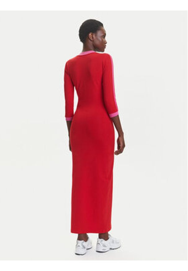 Adidas - adidas Sukienka codzienna adicolor Classics 3-Stripes JW3668 Czerwony Slim Fit. Okazja: na co dzień. Kolor: czerwony. Materiał: bawełna. Typ sukienki: proste. Styl: casual