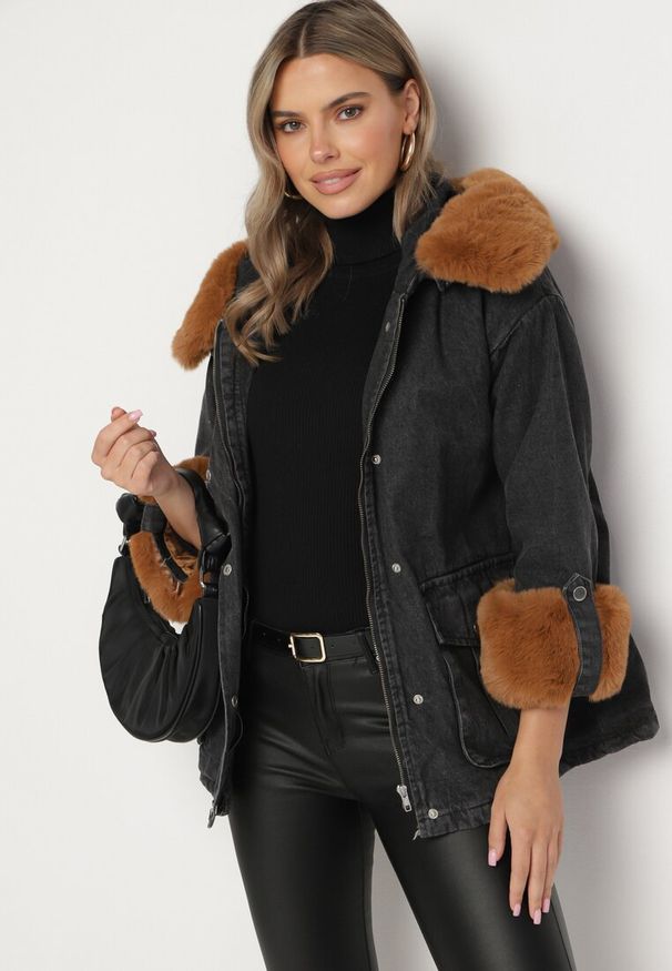 Born2be - Czarna Jeansowa Kurtka z Kapturem i Paskiem oraz Futerkiem na Napy Tarasima. Okazja: na co dzień. Typ kołnierza: kaptur. Kolor: czarny. Materiał: futro, jeans. Styl: casual