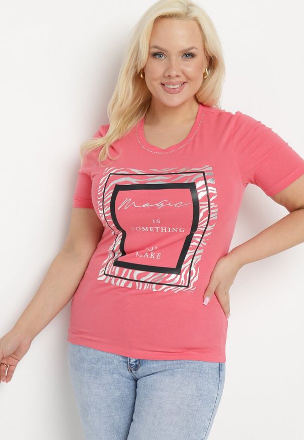 Born2be - Różowy Bawełniany T-shirt Koszulka z Krótkim Rękawem Ozdobiona Nadrukiem i Cyrkoniami Codara. Okazja: na co dzień. Kolekcja: plus size. Kolor: różowy. Materiał: bawełna. Długość rękawa: krótki rękaw. Długość: krótkie. Wzór: aplikacja, nadruk. Styl: casual
