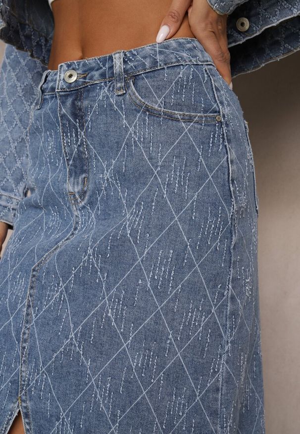 Renee - Niebieska Spódnica Jeansowa z Bawełny High Waist Ozdobiona Przetarciami Carithwen. Okazja: na co dzień. Stan: podwyższony. Kolor: niebieski. Materiał: jeans, bawełna. Wzór: aplikacja. Styl: elegancki, casual