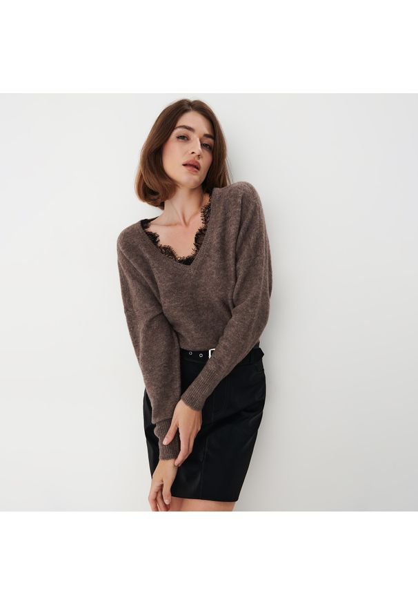 Mohito - Sweter z koronką - Beżowy. Kolor: beżowy. Materiał: koronka. Wzór: koronka