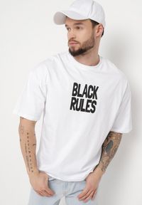 Born2be - Biała Bawełniana Koszulka T-shirt z Nadrukiem po Obu Stronach Daven. Kolor: biały. Materiał: bawełna. Długość rękawa: krótki rękaw. Długość: krótkie. Wzór: nadruk