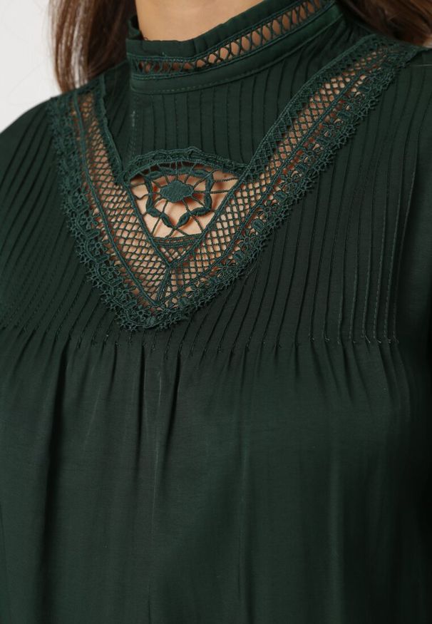 Born2be - Ciemnozielona Bluzka z Ażurowymi Zdobieniami Bangi. Typ kołnierza: kołnierzyk stójkowy. Kolor: zielony. Materiał: koronka. Wzór: ażurowy, aplikacja