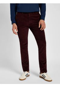 Lee - LEE MĘSKIE SPODNIE SZTRUKSOWESLIM CHINO VELVET BEET 112355773