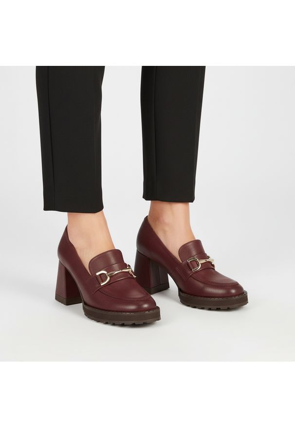 Półbuty damskie Armodo, cholewka ze skóry naturalnej o gładkim wykończeniu z metalową ozdobą na podbiciu i zaokrąglonym noskiem, bordowe, 1511. Okazja: na spotkanie biznesowe, do pracy. Zapięcie: klamry. Kolor: czerwony. Szerokość cholewki: normalna. Wzór: gładki, aplikacja. Materiał: skóra. Obcas: na obcasie. Styl: biznesowy, elegancki. Wysokość obcasa: średni