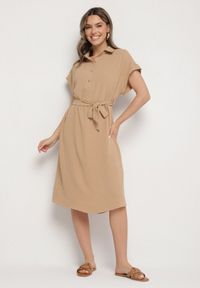 Born2be - Jasnobrązowa Sukienka z Bawełną i Ozdobnym Paskiem Savanire. Okazja: na co dzień. Kolor: brązowy. Materiał: bawełna. Typ sukienki: koszulowe. Styl: klasyczny, casual, elegancki #1