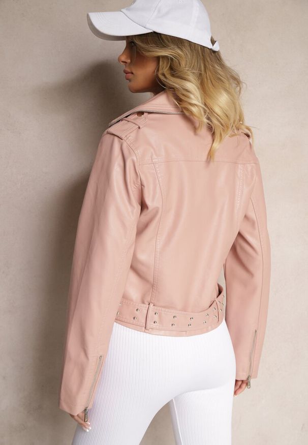 Renee - Różowa Kurtka o Kroju Ramoneski z Paskiem ze Sprzączką Evelvila. Okazja: na spacer. Kolor: różowy. Materiał: materiał, wiskoza, jeans. Styl: elegancki, wizytowy, rockowy