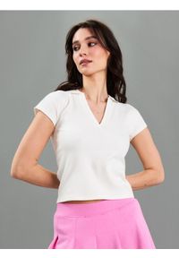 Sinsay - Bawełniana bluzka z krótkim rękawem - kremowy. Kolor: kremowy. Materiał: bawełna. Długość rękawa: krótki rękaw. Długość: krótkie #1