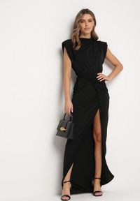 Born2be - Czarna Sukienka Maxi Dopasowana z Poduszkami w Ramionach i Rozcięciem na Boku Ocrana. Okazja: na wesele, na ślub cywilny, na imprezę. Kolor: czarny. Typ sukienki: dopasowane. Styl: klasyczny, elegancki. Długość: maxi #2