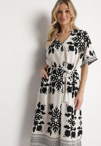 Born2be - Biała Sukienka Pudełkowa z Wiskozy z Dekoltem w Serek w Etniczny Wzór Abrellis. Okazja: na co dzień, na spacer. Typ kołnierza: dekolt w serek. Kolor: biały. Materiał: wiskoza. Długość rękawa: krótki rękaw. Styl: casual, elegancki #6