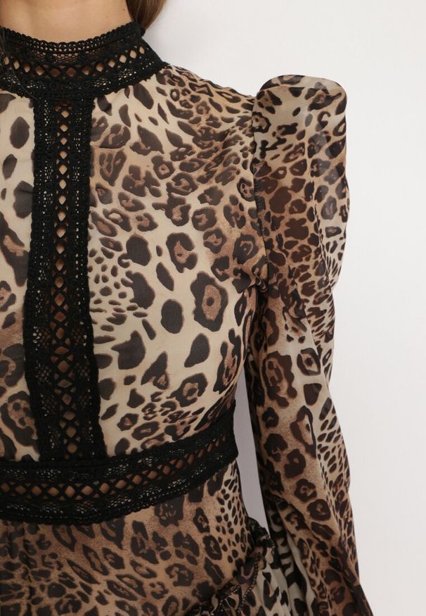 Born2be - Brązowa Rozkloszowana Sukienka Kombinezon Mini z Falbankami Gilha. Typ kołnierza: kołnierz z falbankami. Kolor: brązowy. Materiał: koronka. Wzór: aplikacja. Długość: mini