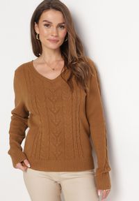 Born2be - Brązowy Sweter z Ozdobnym Splotem i Trójkątnym Dekoltem Barbisae. Kolor: brązowy. Materiał: dzianina. Długość rękawa: długi rękaw. Długość: długie. Wzór: ze splotem #2