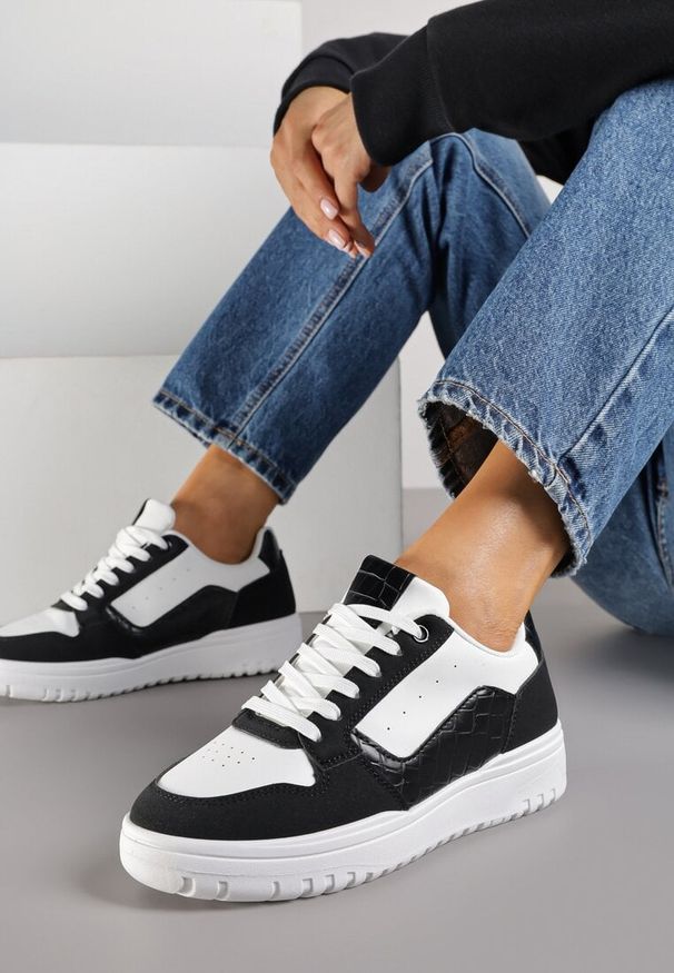Renee - Biało-Czarne Sneakersy Ozdobione Perforacją i Geometrycznym Motywem Idariele. Okazja: na co dzień. Kolor: biały. Wzór: aplikacja, geometria