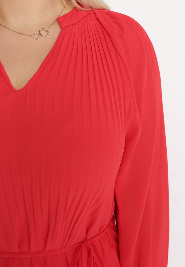 Born2be - Czerwona Sukienka z Paskiem Yiridi. Kolor: czerwony. Długość rękawa: długi rękaw. Typ sukienki: trapezowe. Długość: midi