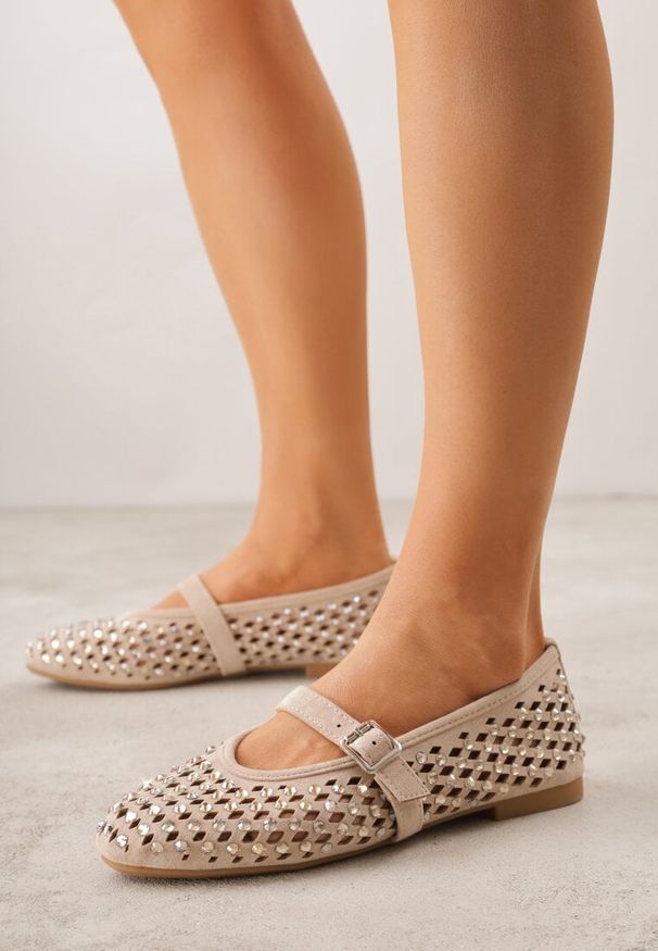Renee - Ciemnobeżowe Balerinki w Stylu Mary Jane z Cyrkoniami i Ażurową Cholewką Lyphenne. Kolor: beżowy. Materiał: satyna, jeans. Szerokość cholewki: normalna. Wzór: ażurowy. Styl: glamour, klasyczny