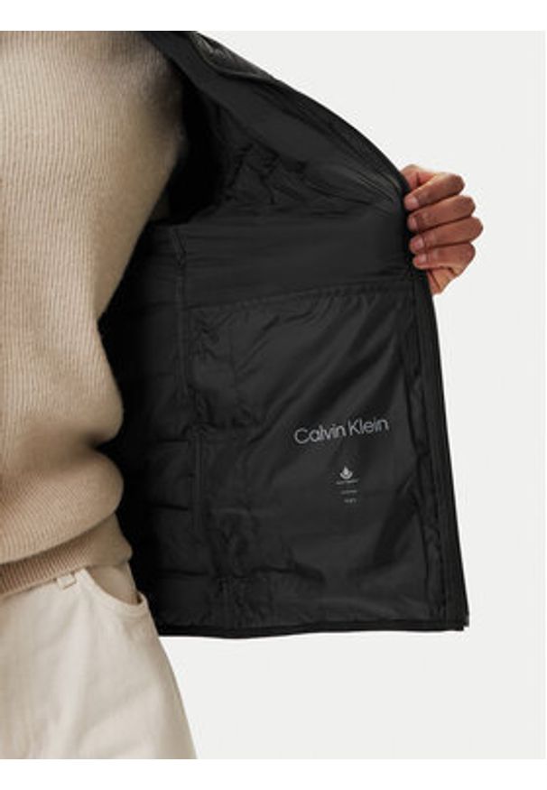 Calvin Klein Kurtka puchowa LV04LD520G Czarny Regular Fit. Kolor: czarny. Materiał: syntetyk