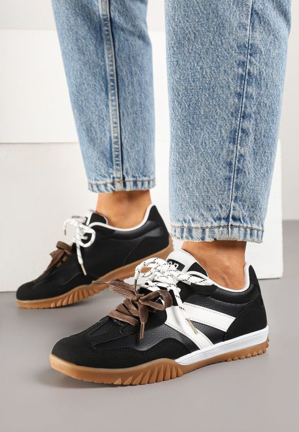 Renee - Czarno-Białe Sneakersy w Stylu Kultowych Tenisówek z Podwójnymi Sznurówkami Nilaviela. Okazja: na spotkanie biznesowe, na spacer, do pracy. Kolor: czarny. Materiał: jeans. Szerokość cholewki: normalna. Sport: turystyka piesza
