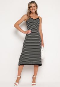 Born2be - Czarno-Biała Sukienka na Regulowanych Ramiączkach z Marszczonym Dekoltem w Paski Fialea. Okazja: na co dzień, na randkę. Typ kołnierza: dekolt w serek. Kolor: czarny. Długość rękawa: na ramiączkach. Wzór: paski. Styl: klasyczny, casual, elegancki #2