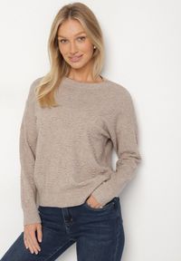 Born2be - Beżowy Sweter Ozdobiony Motywem Serc Unisae. Okazja: na co dzień. Kolor: beżowy. Materiał: jeans. Wzór: aplikacja. Styl: casual