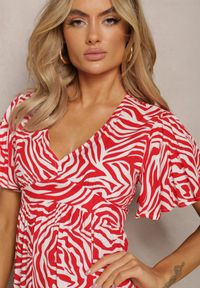 Renee - Czerwona Rozkloszowana Sukienka Mini z Wiskozy Ozdobiona Hipnotyzującym Printem Aluraisa. Kolor: czerwony. Materiał: wiskoza. Wzór: aplikacja, nadruk. Sezon: lato. Długość: mini #5