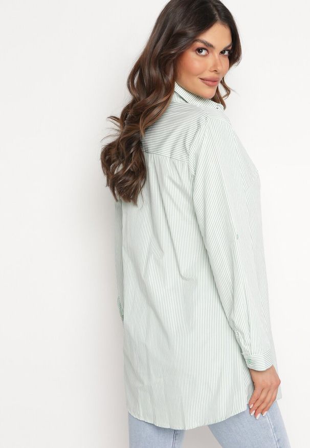 Born2be - Zielona Koszula Klasyczna w Paski z Guzikami Anticca. Okazja: na spotkanie biznesowe, na co dzień. Kolor: zielony. Materiał: jeans. Wzór: paski. Styl: klasyczny