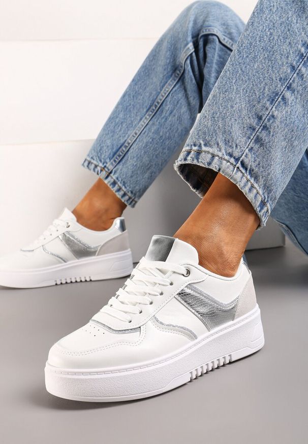 Born2be - Biało-Srebrne Sneakersy na Grubej Podeszwie z Brokatowymi Wstawkami Qmalthea. Nosek buta: okrągły. Zapięcie: sznurówki. Kolor: biały. Materiał: materiał. Obcas: na obcasie. Wysokość obcasa: niski