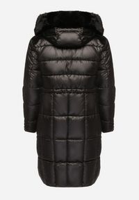 Born2be - Czarna Pikowana Kurtka ze Ściągaczem w Talii i Odpinanym Futerkiem przy Kapturze Zemilae. Okazja: na co dzień. Kolekcja: plus size. Kolor: czarny. Materiał: futro. Długość rękawa: długi rękaw. Długość: długie. Styl: casual, elegancki #5