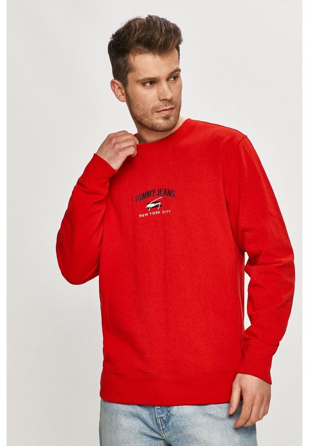 Tommy Jeans Bluza bawełniana męska kolor czerwony z aplikacją. Okazja: na co dzień. Kolor: czerwony. Materiał: bawełna. Wzór: aplikacja. Styl: casual
